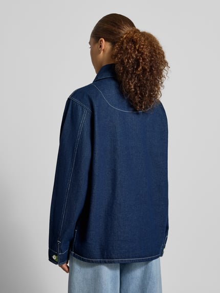 Vrouwenmodel draagt jack uit puur katoen in denimlook Model 'Edda' van LOLLYS LAUNDRY, relaxed fit, platte kraag, paspelzakken, knoopsluiting, motiefstitching, donkerblauwe tinten, gladde textuur, ruglengte bij maat S 69 cm, schouderbreedte 41 cm, borstwijdte 56 cm, mouwlengte 63 cm, volledig beeld van achteren