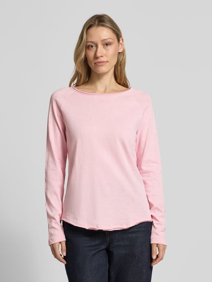 Vrouwenmodel draagt Longsleeve mit Rundhalsausschnitt van Smith and Soul in lichtroze, regular fit, zuivere katoen, rolzoom, vooraanzicht bovenlichaam