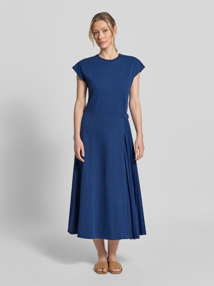 Frauenmodel trägt Tailliertes Freizeitkleid aus Baumwoll-Leinen-Mix Modell 'COLIBRI' von MAX&Co., Optik: Unifarben, Midi-Länge, Rundhals, Bindegürtel, Gehschlitz, Plissees, Materialverarbeitung: Flammgarn, Farbe Blau, Ganzkörperansicht von vorne.