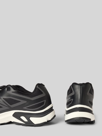 Produktfoto, Sneaker mit Logo Modell 'XT-EVR' von Salomon in Schwarz mit abgerundeter Spitze, Schnürung und profilierter Sohle, graue Akzente, Sohle ca. 4 cm hoch, neutrale Studioaufnahme