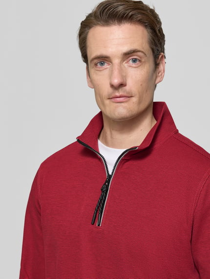 Männermodel trägt Relaxed Fit Sweatshirt aus katoenmix Model 'SELANIK' van LERROS, schipperskraag, rode tinten, katoenstructuur, Nahaufnahme Oberkörper