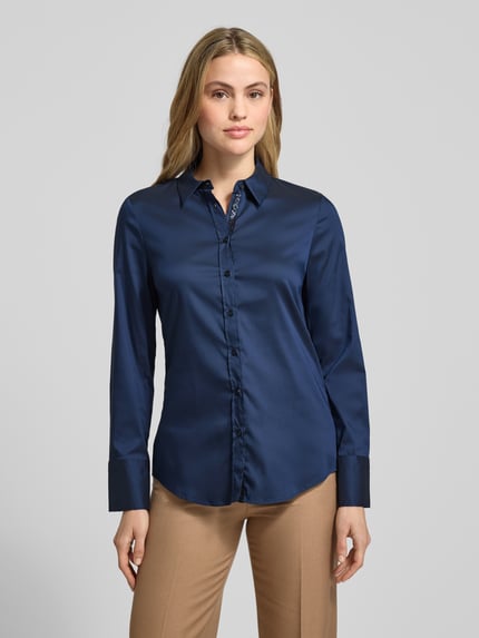 Männermodel trägt Hemdbluse mit Knopfleiste von ETERNA, granatowy kolor, luźny krój, kołnierzyk kent, widok całopostaciowy z przodu.
