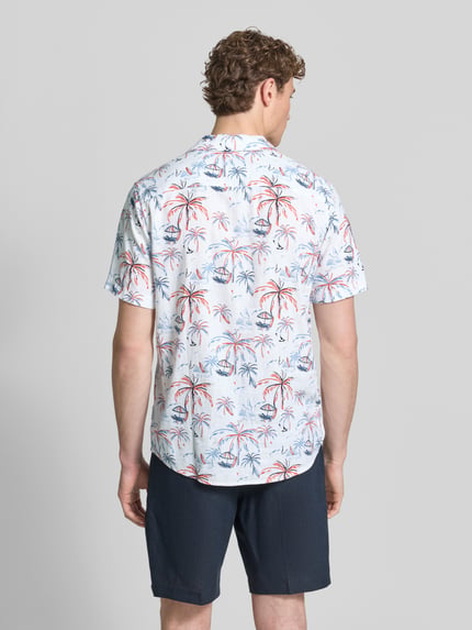 Männermodel trägt Regular Fit Freizeithemd aus Viskose-Leinen-Mix von Tom Tailor, Optik:Allover-Muster, Rückansicht, Ganzkörperansicht.