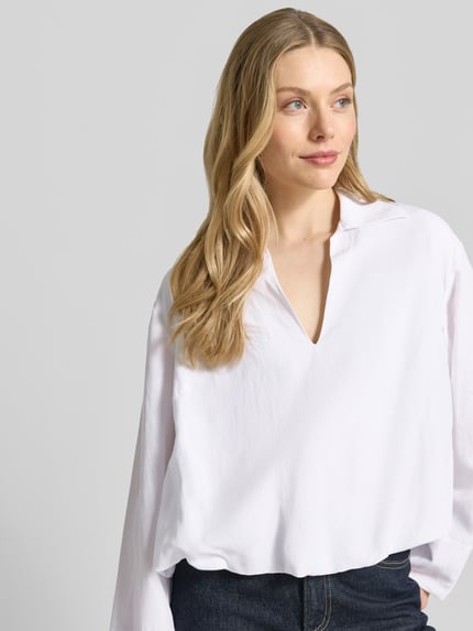 Frauenmodel trägt Regular Fit Bluse aus Viskose mit V-Ausschnitt Modell 'DAPHNE' von Samsøe Samsøe, weiß, Umlegekragen, Nahaufnahme Oberkörper