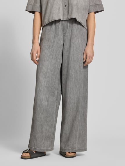 Vrouwenmodel draagt Wide Fit stoffen broek met ruches model 'Dwindle' van Drykorn, puur katoen, steekzakken, elastische band met tunnelkoord, grijs, wide fit look, vooraanzicht volledige lichaamsopname.