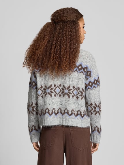Frauenmodel trägt Pullover mit Effektgarn-Details Modell 'ONLSTOCKHOLM' von ONLY, mehrfarbig, geometrisches Strickmuster, Ganzkörperansicht Rückansicht