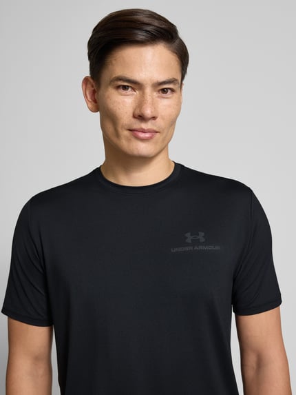 Männermodel trägt Under Armour T-Shirt mit Logo Modell 'Vanish Energy' aus Material-Mix mit Stretch-Anteil, Regular-Fit, Nahaufnahme Oberkörper.