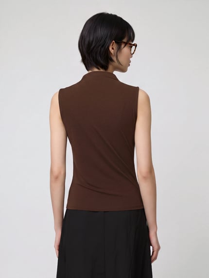 Vrouwenmodel draagt Slim Fit Tanktop met Mock Neck model 'MADISON' van PIECES in effen bruin, gladde textuur, Ganzkörperansicht Rückansicht.