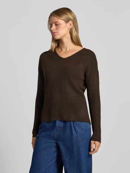 Vrouwenmodel draagt donkerbruine regular fit pullover met v-hals model 'CAMILLA' van ONLY, Dames pullover, vooraanzicht bovenlichaam