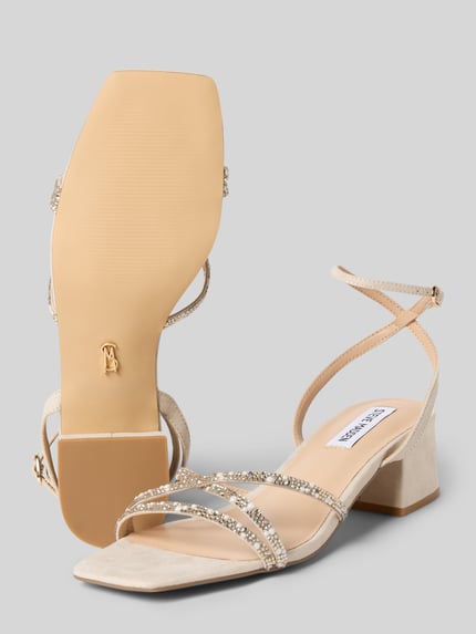 Produktfoto, Sandaletten mit Strasssteinbesatz Modell 'Gabby' von Steve Madden, Damen Sandaletten, abgerundete Passform, Pinschließe, glatte Sohle, Absatzhöhe 5 cm, Schaftweite 6 cm bei Größe 40, hellbeige mit funkelnden Strasssteinen und eckiger Sohle.