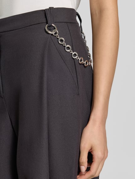 Frauenmodel trägt Regular Fit Barrel Leg Hose mit Viskose-Anteil Modell 'Hentessa-1' von HUGO in Dunkelgrau, Twill-Struktur, Detailaufnahme