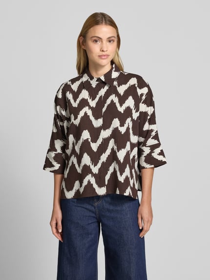 Frauenmodel trägt Bluse aus Viskose-Mix mit 3/4-Arm Modell 'FAWEN' von OPUS PANTS im Straight Fit, Hemdblusenkragen, Frontansicht, Damen Bluse, Leinen-Viskose-Anteil, verdeckte Knopfleiste, Rückenlänge 60 cm bei Größe 36, Ärmellänge 38 cm.