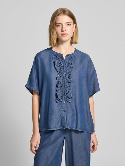 Frauenmodel trägt Relaxed Fit Bluse in Denim-Optik mit Rüschen von Milano Italy aus Lyocell, Rundhalsausschnitt, Knopfleiste, Ganzkörperansicht von vorne.