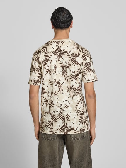 Męskimodel nosi Regular Fit T-Shirt aus reiner Baumwolle Modell 'PERRY' von Only & Sons, efekt: wzór na całej powierzchni, okrągły dekolt, krótki rękaw, dżersej, bawełna, Ganzkörperansicht Rückansicht.