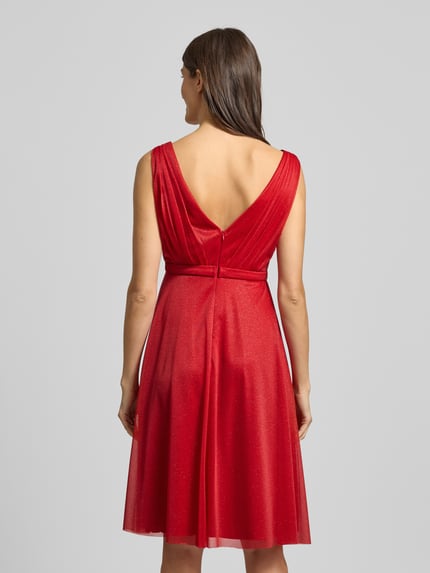 Frauenmodel trägt Regular Fit Kleid mit Glitzer-Mesh von TROYDEN COLLECTION in Rot mit Knielänge, taillierter Passform, Ganzkörperansicht Rückansicht.