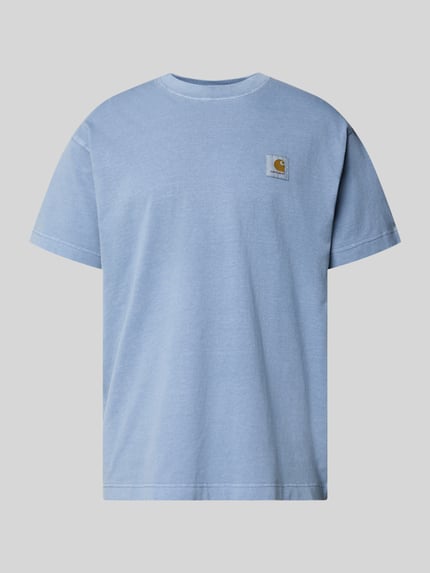 Produktfoto, hellblaues T-Shirt mit Label-Detail Modell 'Nelson' von Carhartt Work In Progress aus reiner Baumwolle und Relaxed Fit, glatte Textur.
