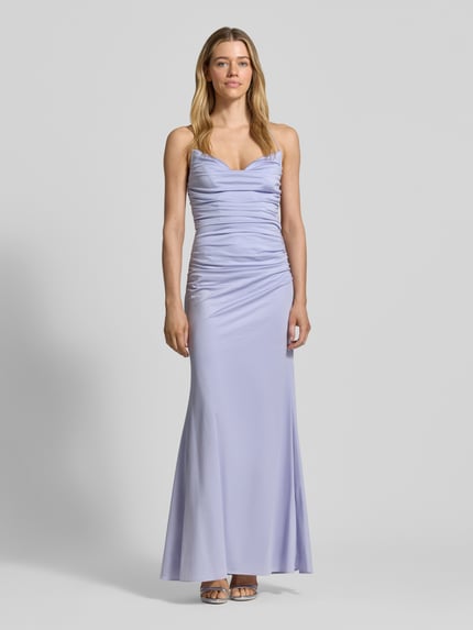 Frauenmodel trägt Abendkleid mit Raffungen von Laona in zartem Fliederton, taillierte Passform, glatte Textur, Ganzkörperansicht von vorne. Rückenlänge bei Größe 36: 134 cm, Brustweite: 32 cm, Rückenausschnitt, Schnürverschluss.