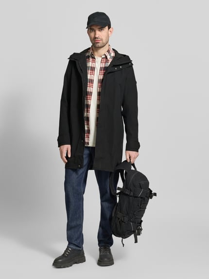 Männermodel trägt schwarzen Parka mit Ärmelriegeln Modell 'GEORGE' von Didriksons, Regular Fit, Kapuze, Ganzkörperansicht von vorne