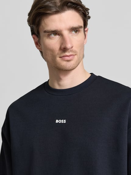 Męski model nosi Regular Fit Sweatshirt aus Baumwoll-Mix Modell 'STENSON' od BOSS Green, jednokolorowy, napis z logo, dzianina dresowa, okrągły dekolt, długi rękaw, mieszanka bawełny, Nahaufnahme górnej części ciała.
