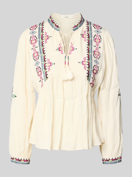 Produktfoto, Tunikabluse mit Motiv-Stitching Modell 'TILT' von Bash aus reiner Viskose, taillierter Schnitt, Serafino-Ausschnitt, cremefarben mit rosa und blauen Stickereien, feine Textur, lange Ärmel, verspielte Details