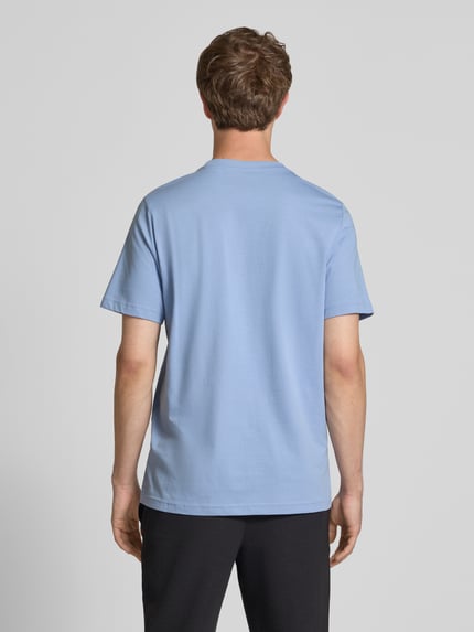 Männermodel trägt Regular Fit T-shirt mit logostitching van PUMA PERFORMANCE aus puur katoen, ronde hals, ruglengte maat M 67 cm, ganzkörperansicht rückansicht.