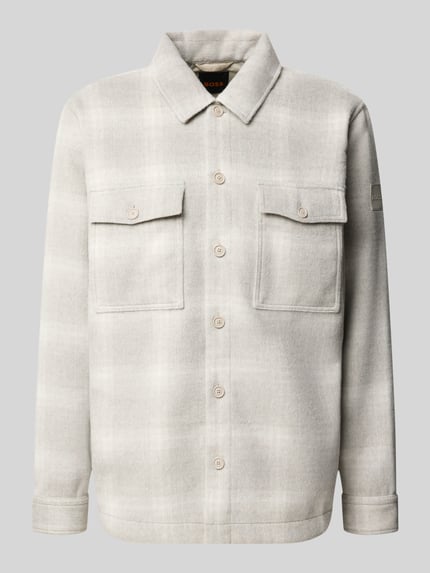 Produktfoto, Hemdjacke mit Druckknöpfen von BOSS Orange in grau kariertem Allover-Muster aus Webware mit Umlegekragen und aufgesetzten Brusttaschen