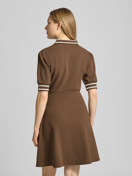 Frauenmodel trägt Minikleid mit Polokragen und Logo-Stitching von ARMANI EXCHANGE in Braun, Material-Mix mit Viskose, Rückenansicht, Ganzkörperansicht Rückansicht.