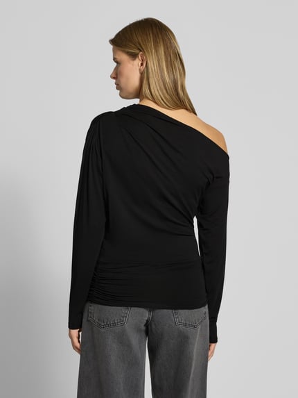 Frauenmodel trägt schwarzes Longsleeve im Off-Shoulder-Look Modell 'RINA' von Topshop aus Lyocell-Elasthan-Mix, Rückenansicht, Ganzkörperansicht Rückansicht.