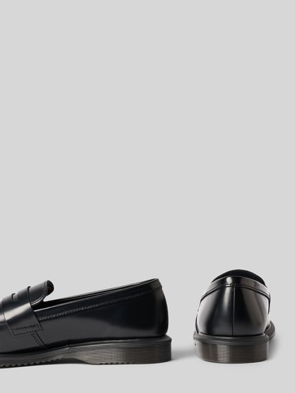 Produktfoto, Loafers aus Leder mit profilierter Sohle Modell 'Temara' von Dr. Martens, schwarz, beschichtet, abgerundete Form, glatte Textur, Absatzhöhe 3 cm, Schafthöhe 6 cm, Schaftweite 12 cm.