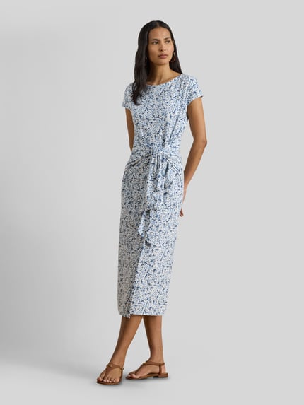 Frauenmodel trägt Kleid aus Baumwoll-Mix mit Knoten-Detail von Lauren Ralph Lauren, weiß-blau gemustert, Ganzkörperansicht von vorne. Damen Freizeitkleid.