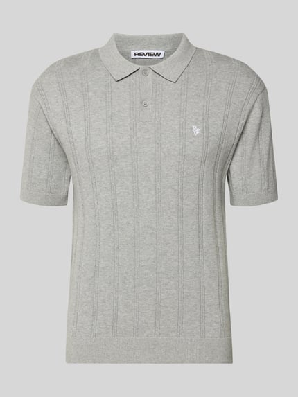 Produktfoto, Slim Fit Strick-Poloshirt mit Label-Stitching von REVIEW aus reiner Baumwolle, graues Zopfmuster, Knopfleiste, Vorderansicht
