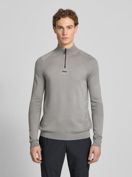 Mannelijk model draagt Regular Fit Troyer met Schurwoll-Anteil model 'Tour Seamless QZ' van BOSS Green, look: effen, labelopschrift, labelstitching, schipperskraag, ritssluiting, lange mouw, mouwboord en rompzoom geribd, materiaalverwerking: jacquard, Ganzkörperansicht van voren.