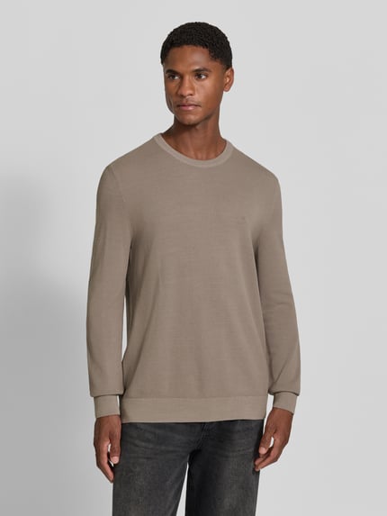Mannenmodel draagt Regular Fit Pullover uit puur katoen van Marc O'Polo in beige met fijne structuur, Heren pullover, geheel van voren.