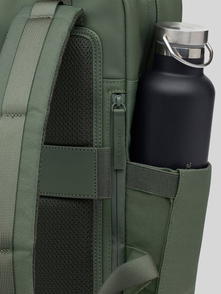 Produktfoto, Rucksack mit Label-Detail von Kapten & Son aus grünem Material-Mix, Reißverschlussfächer, seitliche Tasche, strukturierte Texturen