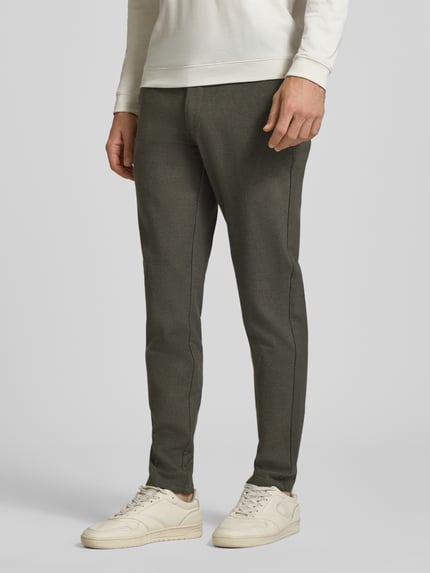 Männermodel trägt Slim Fit Hose mit Viskose-Anteil Modell 'MARK' von ONLY in Dunkelgrau, strukturierte Oberfläche, Ganzkörperansicht von vorne, Herren Schmale Hose von ONLY & SONS.