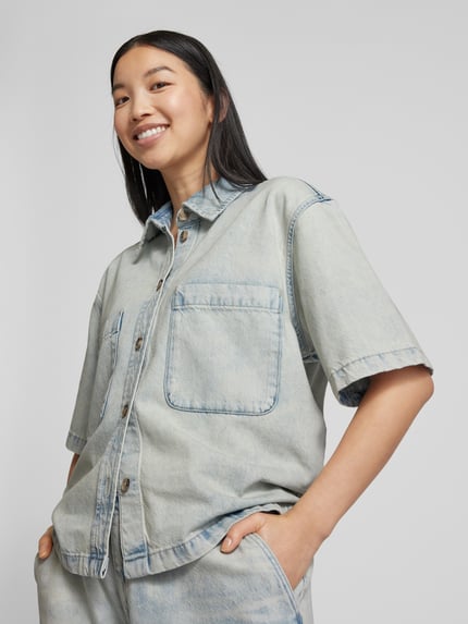 Jake*s Studio Woman Bluzka jeansowa o kroju regular fit z nakładanymi kieszeniami na piersi Szaroniebieski 3