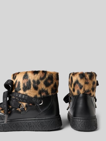 Produktfoto, Schnürschuhe mit Logo-Detail Modell 'Uneek' van Guess, zwarte veterschoenen met kunstbont in luipaardprint, afgeronde vorm, geprofileerde zool, hakhoogte 4 cm, schachthoogte en -wijdte 14 cm.