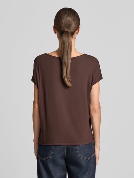 Vrouwenmodel draagt bruin Oversized T-Shirt uit viscose-mix van s.Oliver RED LABEL, rechte vormen, zachte textuur, geheellichaamsaanzicht achterkant.