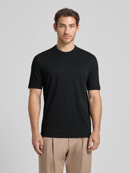 Männermodel trägt Regular Fit T-Shirt aus reiner Baumwolle Modell 'H-TAUT 15' von BOSS, Optik: Unifarben, Rundhals, Kurzarm, Ganzkörperansicht von vorne.