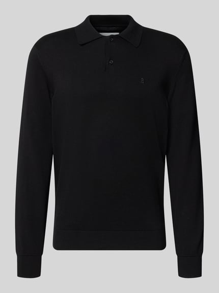 Produktfoto, schwarzes Slim Fit Poloshirt aus reiner Baumwolle von ARMEDANGELS, klare Linien, glatte Struktur, neutrale Farbgebung