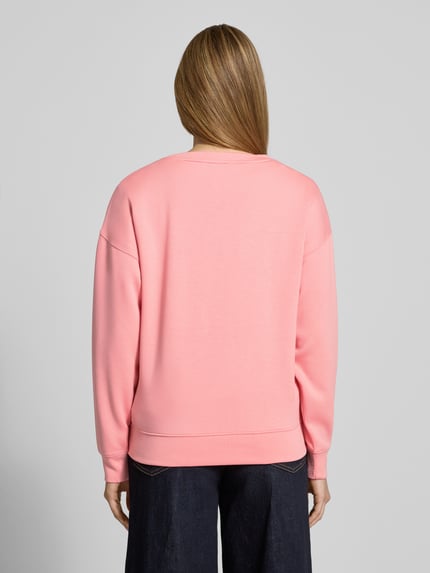 Frauenmodel trägt Sweatshirt aus Viskose-Mix mit Rundhalsausschnitt Modell 'Ima' von MSCH Copenhagen in Rosa, Relaxed Fit, Ganzkörperansicht Rückansicht.