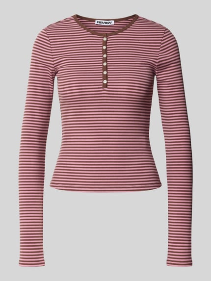 Produktfoto, Longsleeve mit Henley-Kragen von REVIEW im Baumwoll-Elasthan-Mix, eng anliegend, Ripp-Struktur, rot-weiß gestreift