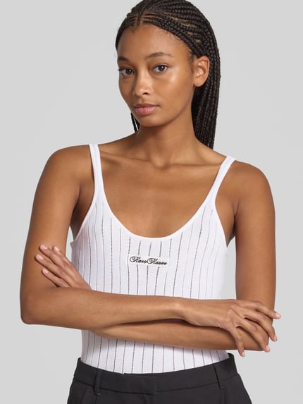 Karo Kauer Stricktop mit Label-Patch Weiss 3