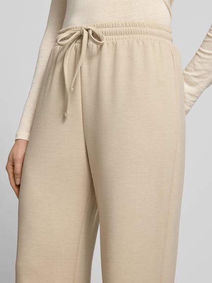 Frauenmodel trägt Regular Fit Sweatpants mit Viskose-Anteil Modell 'TALIA' von Pieces, unifarben, Material-Mix, Nahaufnahme Oberkörper