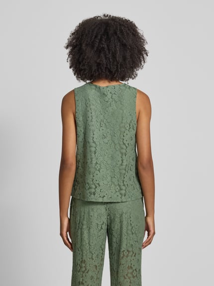 Frauenmodel trägt Regular Fit Trägertop aus Baumwoll-Mix Modell 'HONEY' von Vero Moda in Optik: Unifarben mit Spitzen-Muster, Ganzkörperansicht Rückansicht.