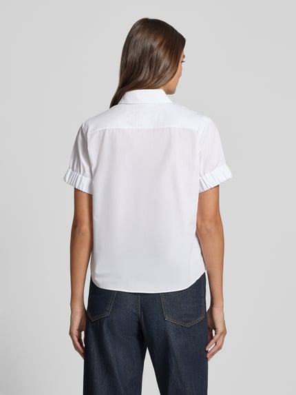 Frauenmodel trägt weiße Regular-Fit Kurzarmbluse aus reiner Baumwolle Modell 'EFFRY' von HUGO, Damen Kurzarmbluse, Ganzkörperansicht Rückansicht.