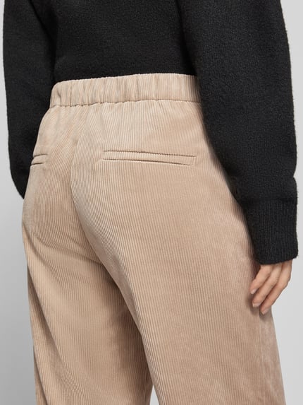Frauenmodel trägt Regular Fit Cordhose mit elastischem Bund von Betty Barclay, beige, unifarben, Cord-Struktur, elastischer Bund, Detailaufnahme Rückansicht.