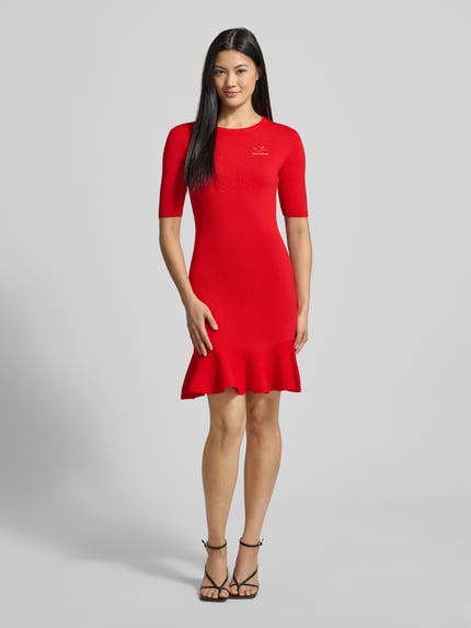 Modelka kobieca nosi czerwone, dopasowane Knielanges Kleid aus Viskose-Mix mit Label-Stitching od ARMANI EXCHANGE, widok całej sylwetki z przodu.