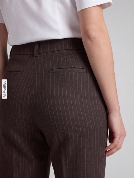 Frauenmodel trägt Wide Leg Hose mit Gürtelschlaufen Modell 'Fenja' von Stehmann, braun mit feinen Streifen, Nahaufnahme Rückansicht, KI-modifiziertes Bild