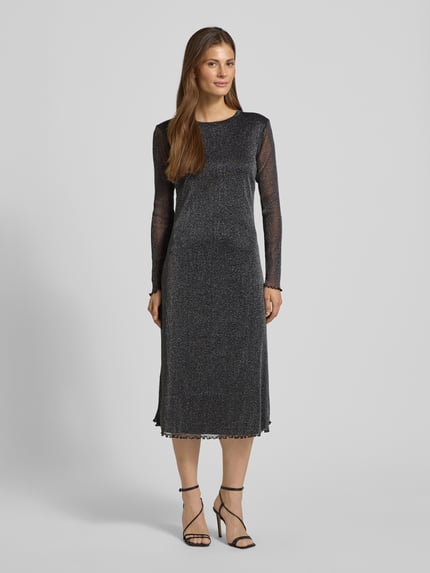 Vrouwenmodel draagt Regular Fit Meshkleid met Effektgarn van Tom Tailor Denim, glanzend, semitransparant, midi, lange mouwen, volledig vooraanzicht.